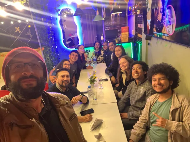 Selfie del grupo al final de un viernes en Brulè, todos sonriendo alrededor de la mesa larga.